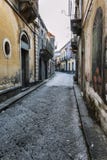 Siracusa, Italie, 08/27/2016 : Une rue en Sicile avec de vieilles maisons dans le style italien contre un ciel bleu photo libre de droits Siracusa, Italie, 08/27/2016 : Une rue en Sicile avec de vieilles maisons dans le style italien contre un ciel bleu photo libre de droits