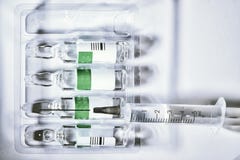 Siringa e fiala mediche di plastica immagine stock libera da diritti Siringa e fiala mediche di plastica immagine stock libera da diritti