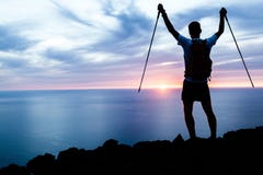 Sirva caminar la silueta en montañas, el océano y la puesta del sol foto de archivo libre de regalías Sirva caminar la silueta en montañas, el océano y la puesta del sol foto de archivo libre de regalías