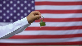 Sirva el donante de la llave al militar americano, programa de ayuda social, propiedades inmobiliarias de la casa almacen de metraje de vídeo Sirva el donante de la llave al militar americano, programa de ayuda social, propiedades inmobiliarias de la casa almacen de metraje de vídeo