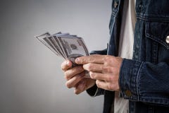 Sirva llevar a cabo las cuentas de dinero para jugar juego del casino imágenes de archivo libres de regalías Sirva llevar a cabo las cuentas de dinero para jugar juego del casino imágenes de archivo libres de regalías