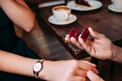 Sirva proponer a su mujer por una taza de café fotografía de archivo libre de regalías Sirva proponer a su mujer por una taza de café fotografía de archivo libre de regalías