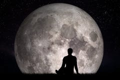 Sirva sentarse solamente en hierba y la mirada en la luna Imagínese el concepto futuro Imagen de archivo libre de regalías Sirva sentarse solamente en hierba y la mirada en la luna Imagínese el concepto futuro Imagen de archivo libre de regalías