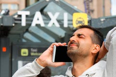 Sirva sentirse mal porque él que tiene un problema pedir el taxi de su teléfono imagenes de archivo Sirva sentirse mal porque él que tiene un problema pedir el taxi de su teléfono imagenes de archivo