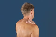 Sirva sostener su hombro dolorido que intenta aliviar dolor Problemas de salud foto de archivo Sirva sostener su hombro dolorido que intenta aliviar dolor Problemas de salud foto de archivo