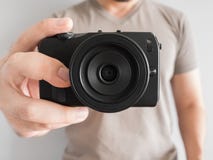Sirva tomar la foto de usted con la cámara mirrorless Fotos de archivo libres de regalías Sirva tomar la foto de usted con la cámara mirrorless Fotos de archivo libres de regalías