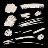 Sistema de elementos del diseño de la textura de la tiza del vector, líneas blancas del garabato en fondo de la pizarra ilustración del vector Sistema de elementos del diseño de la textura de la tiza del vector, líneas blancas del garabato en fondo de la pizarra ilustración del vector