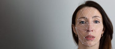 Sistema de reconhecimento facial, conceito Jovem mulher no fundo cinzento, reconhecimento de cara imagens de stock royalty free Sistema de reconhecimento facial, conceito Jovem mulher no fundo cinzento, reconhecimento de cara imagens de stock royalty free