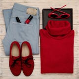 Sistema de tejanos, de suéter, de zapatos y de accesorios del color rojo o imagen de archivo Sistema de tejanos, de suéter, de zapatos y de accesorios del color rojo o imagen de archivo
