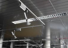 Sistema de trilhos para a iluminação do projetor na foto video do estoque do estúdio imagens de stock Sistema de trilhos para a iluminação do projetor na foto video do estoque do estúdio imagens de stock