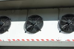 Sistema de ventilação preto em uma parede branca imagens de stock royalty free Sistema de ventilação preto em uma parede branca imagens de stock royalty free