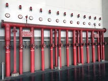 Sistema dell'idrante antincendio composto di tubo rosso del fuoco del ferro, di commutatore per acqua, di allarme dello spruzzato fotografia stock libera da diritti Sistema dell'idrante antincendio composto di tubo rosso del fuoco del ferro, di commutatore per acqua, di allarme dello spruzzato fotografia stock libera da diritti