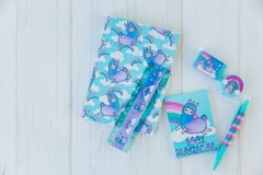 Sistema elegante de los efectos de escritorio con unicornio y el arco iris de la llama Dos cuadernos, regla, borrador, sacapuntas imagen de archivo libre de regalías Sistema elegante de los efectos de escritorio con unicornio y el arco iris de la llama Dos cuadernos, regla, borrador, sacapuntas imagen de archivo libre de regalías