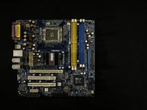 Sistema elettronico di una scheda madre del computer, chip digitale con un transistor, un microcircuito su un fondo nero fotografia stock libera da diritti Sistema elettronico di una scheda madre del computer, chip digitale con un transistor, un microcircuito su un fondo nero fotografia stock libera da diritti