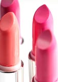Sistema hermoso de lápices labiales en colores rojos Colección del cosmético de la belleza La moda tiende en cosméticos con los l fotos de archivo libres de regalías Sistema hermoso de lápices labiales en colores rojos Colección del cosmético de la belleza La moda tiende en cosméticos con los l fotos de archivo libres de regalías