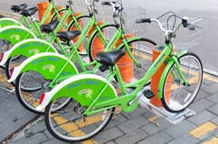 Sistema pubblico della bici in Cina immagine stock libera da diritti Sistema pubblico della bici in Cina immagine stock libera da diritti