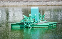 Sistema verde da aeração da água da exploração agrícola para os peixes ou o camarão exterior que cultivam a lagoa quando ele func imagem de stock Sistema verde da aeração da água da exploração agrícola para os peixes ou o camarão exterior que cultivam a lagoa quando ele func imagem de stock