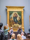 Sistine Madonna - målning av konstnären Raphael Santi på gallerit av gamla förlage i Dresden fotografering för bildbyråer Sistine Madonna - målning av konstnären Raphael Santi på gallerit av gamla förlage i Dresden fotografering för bildbyråer