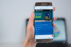 Site Web d'Universit? de Cambridge ouvert sur le mobile photographie stock libre de droits Site Web d'Universit? de Cambridge ouvert sur le mobile photographie stock libre de droits