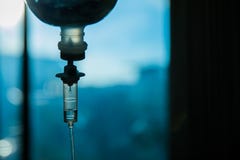 Sitio de hospital lento del goteo salino intravenoso flúido del goteo del bolso del intravenoso, concepto médico imagen de archivo Sitio de hospital lento del goteo salino intravenoso flúido del goteo del bolso del intravenoso, concepto médico imagen de archivo
