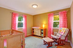 Sitio del cuarto de niños con las cortinas rosadas del volante foto de archivo Sitio del cuarto de niños con las cortinas rosadas del volante foto de archivo