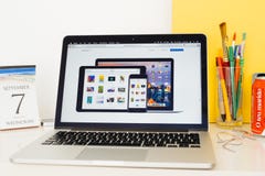 Sito Web dei calcolatori Apple che montra iphone 7, ipad pro, mackintosh pro a immagini stock Sito Web dei calcolatori Apple che montra iphone 7, ipad pro, mackintosh pro a immagini stock