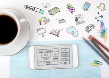 Sito Web e concetto mobile di sviluppo di app Tazza di caffè e del telefono cellulare su una scrivania bianca Fotografia Stock Sito Web e concetto mobile di sviluppo di app Tazza di caffè e del telefono cellulare su una scrivania bianca Fotografia Stock
