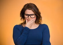 Situazione scomoda Ritratto della donna imbarazzante fotografia stock libera da diritti Situazione scomoda Ritratto della donna imbarazzante fotografia stock libera da diritti