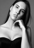 Sitzendes Denken des jungen schönen Hippie-Mädchens sexy in der kleinen Schwarze Rebecca 6 stockfotos Sitzendes Denken des jungen schönen Hippie-Mädchens sexy in der kleinen Schwarze Rebecca 6 stockfotos