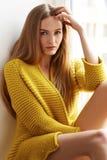 Sitzendes natürliches Make-up des folgenden Fensters des blonden Haares der Schönheit lizenzfreies stockbild Sitzendes natürliches Make-up des folgenden Fensters des blonden Haares der Schönheit lizenzfreies stockbild