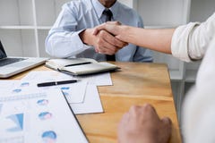 Sitzung und Gru?konzept-, -zusammenarbeitszwei Gesch?ftsh?ndedruck und -Gesch?ftsleute nach der Diskussion des guten Abkommens de stockbild Sitzung und Gru?konzept-, -zusammenarbeitszwei Gesch?ftsh?ndedruck und -Gesch?ftsleute nach der Diskussion des guten Abkommens de stockbild