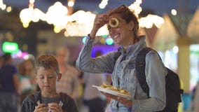 Siviglia, Spagna - 5 maggio 2019: Madre e figlio, turisti, passeggiata sul festival archivi video Siviglia, Spagna - 5 maggio 2019: Madre e figlio, turisti, passeggiata sul festival archivi video