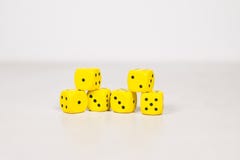 Six matrices jaunes sur Gray Gray White Background Stacked propre images stock Six matrices jaunes sur Gray Gray White Background Stacked propre images stock