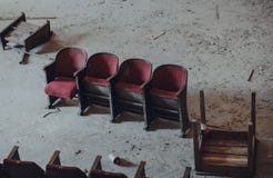 Sièges abandonnés de cinéma photo libre de droits Sièges abandonnés de cinéma photo libre de droits
