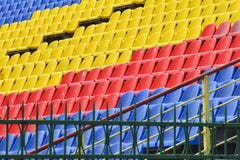 Sièges colorés vides dans les supports du stade Le concept de l'extrémité, le début du match, la concurrence La fin de photos libres de droits Sièges colorés vides dans les supports du stade Le concept de l'extrémité, le début du match, la concurrence La fin de photos libres de droits