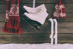 Sjaal met handschoenen en witte vleten die op houten muur hangen royalty-vrije stock afbeelding Sjaal met handschoenen en witte vleten die op houten muur hangen royalty-vrije stock afbeelding
