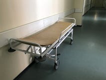 Sjukhusinre: sikt av en lång korridor och en gurney i sjukhuset arkivbilder Sjukhusinre: sikt av en lång korridor och en gurney i sjukhuset arkivbilder