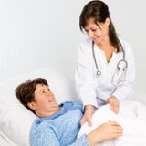 Sjuksköterska som hjälper till den höga patienten royaltyfri bild Sjuksköterska som hjälper till den höga patienten royaltyfri bild