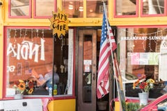 Sjunker Förenta staterna framme av exponeringsglaset av en coffee shop i San Francisco, Kalifornien, Spanien arkivbild Sjunker Förenta staterna framme av exponeringsglaset av en coffee shop i San Francisco, Kalifornien, Spanien arkivbild