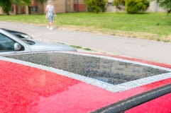 Skadat glass takfönster eller soltak på den röda bilen som limmas med kanalbandet för att förhindra vatten för att komma i inre a arkivbilder Skadat glass takfönster eller soltak på den röda bilen som limmas med kanalbandet för att förhindra vatten för att komma i inre a arkivbilder