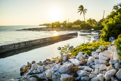 Skalistej plaży zmierzchu Bahia Honda dworca ruiny zdjęcia stock Skalistej plaży zmierzchu Bahia Honda dworca ruiny zdjęcia stock