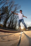Skateboarder su uno scorrevole del bordo immagine stock libera da diritti Skateboarder su uno scorrevole del bordo immagine stock libera da diritti