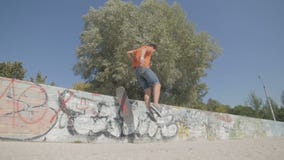 Skateboarder αποτυχημένο κάνοντας ένα τέχνασμα απομονωμένο έννοια λευκό κινήτρου απόθεμα βίντεο Skateboarder αποτυχημένο κάνοντας ένα τέχνασμα απομονωμένο έννοια λευκό κινήτρου απόθεμα βίντεο