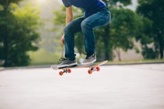 Skateboarder που κάνει σκέιτ μπορντ υπαίθρια στοκ φωτογραφία Skateboarder που κάνει σκέιτ μπορντ υπαίθρια στοκ φωτογραφία