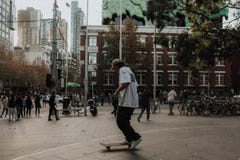 Skateboardfahrer, der Tricks an einem Rochenpark in einer Stadt tut stockfoto Skateboardfahrer, der Tricks an einem Rochenpark in einer Stadt tut stockfoto