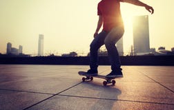 Skateboarding na cidade do nascer do sol fotos de stock royalty free Skateboarding na cidade do nascer do sol fotos de stock royalty free