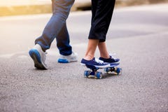 Skateboarding маленькой девочки с ее папой бежать на парке на открытом воздухе I стоковые фото Skateboarding маленькой девочки с ее папой бежать на парке на открытом воздухе I стоковые фото
