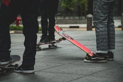 Skater com amigos imagem de stock royalty free Skater com amigos imagem de stock royalty free