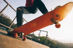 Skater de la mujer en el skatepark fotografía de archivo Skater de la mujer en el skatepark fotografía de archivo