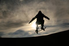 Skater que faz o ollie no por do sol foto de stock Skater que faz o ollie no por do sol foto de stock
